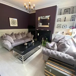  Holiday home Interior Designed 4 Bed House With Stocked Bar & Gym Sleeps Minimum 7