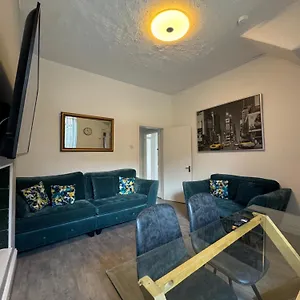  Holiday home 4 Bedroom House, Location United Kingdom
